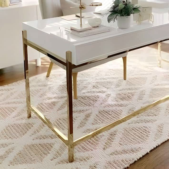 مكتب لون أبيض