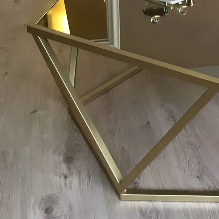 طاولة قهوة بسطح زجاج