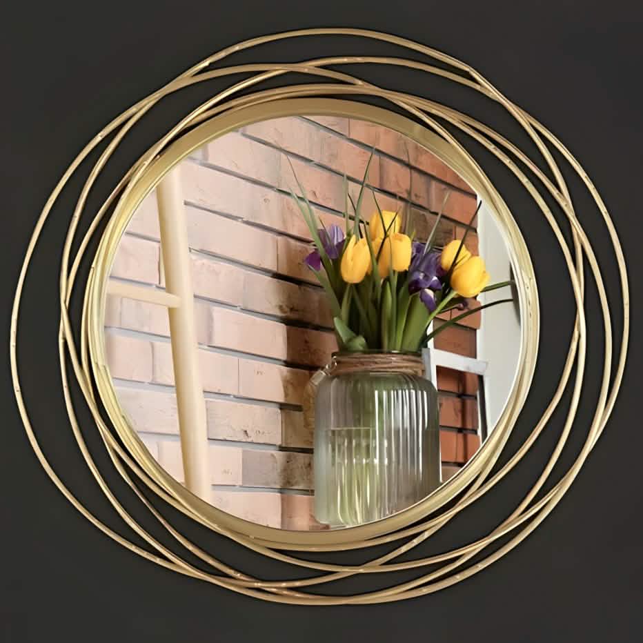 مرايا بإطار ذهبي