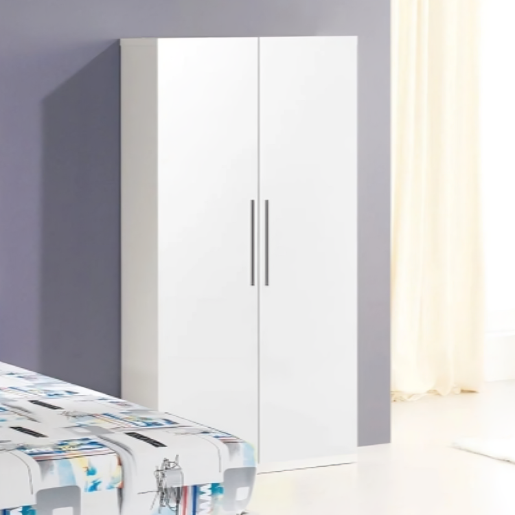 غرفة نوم مكونة من دولاب و سرير و كمودينه