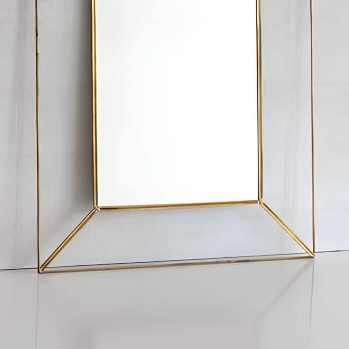 مرايا بإطار ذهبي