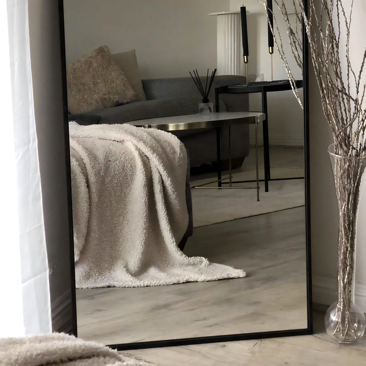 مرايا بإطار أسود