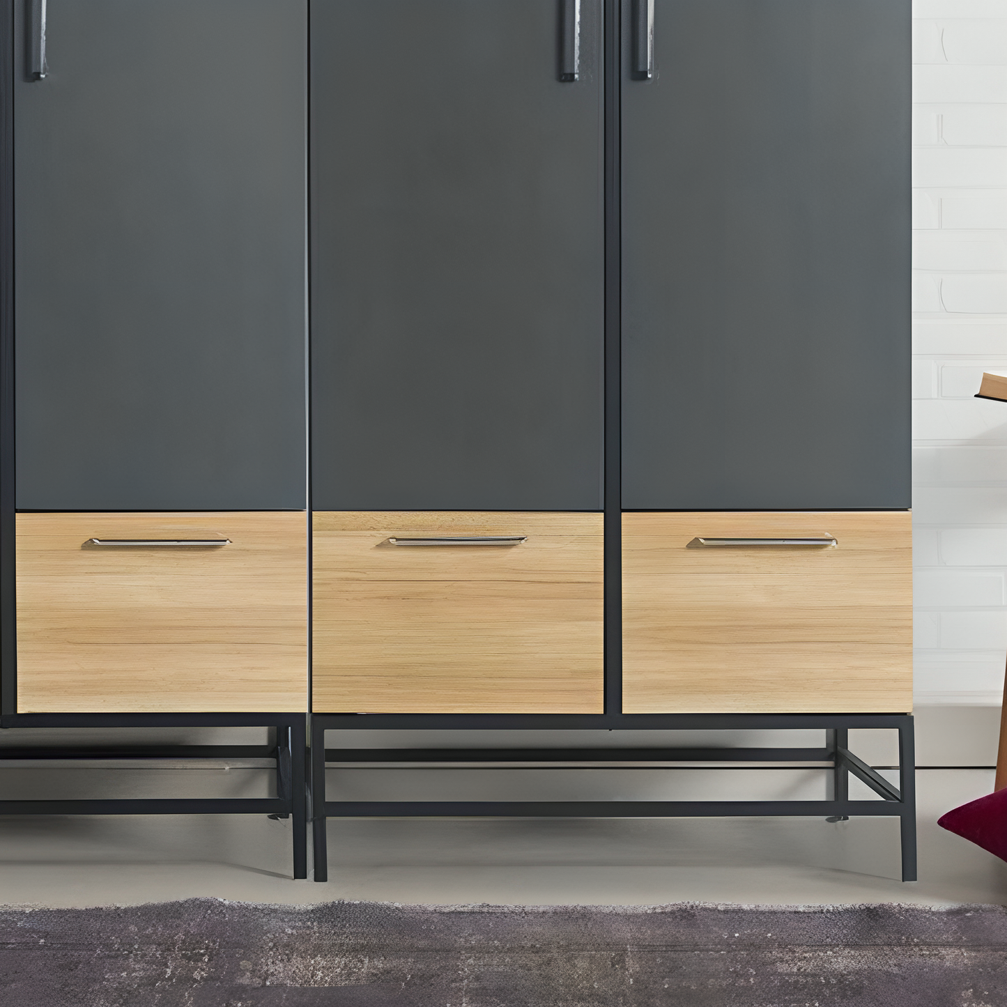 دولاب ملابس بأرجل معدنية