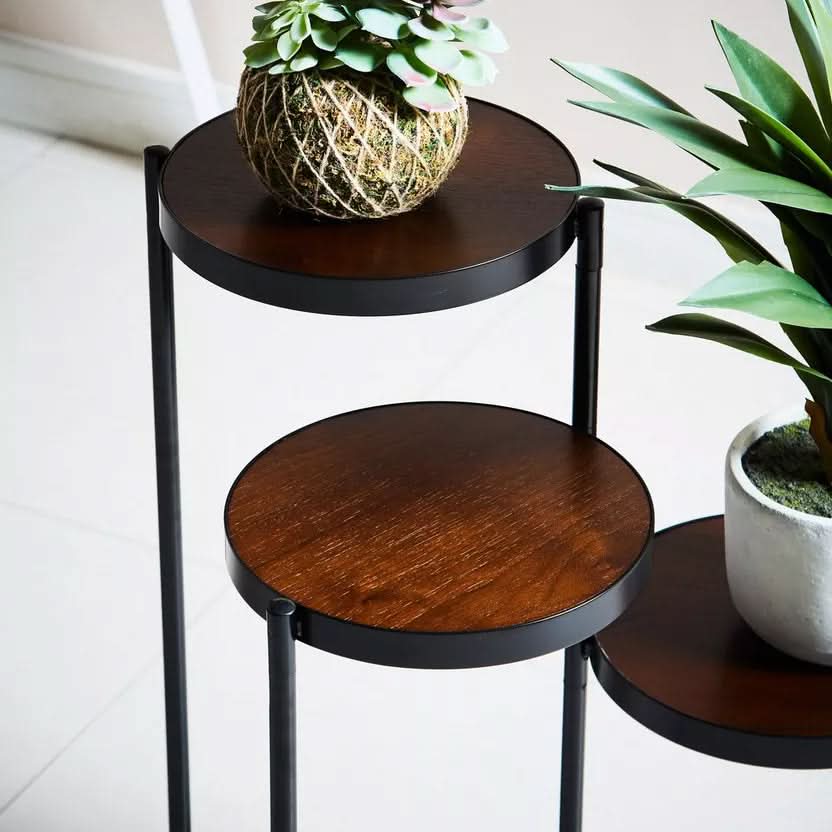 ثلاث طاولات جانبية بتصميم عصري