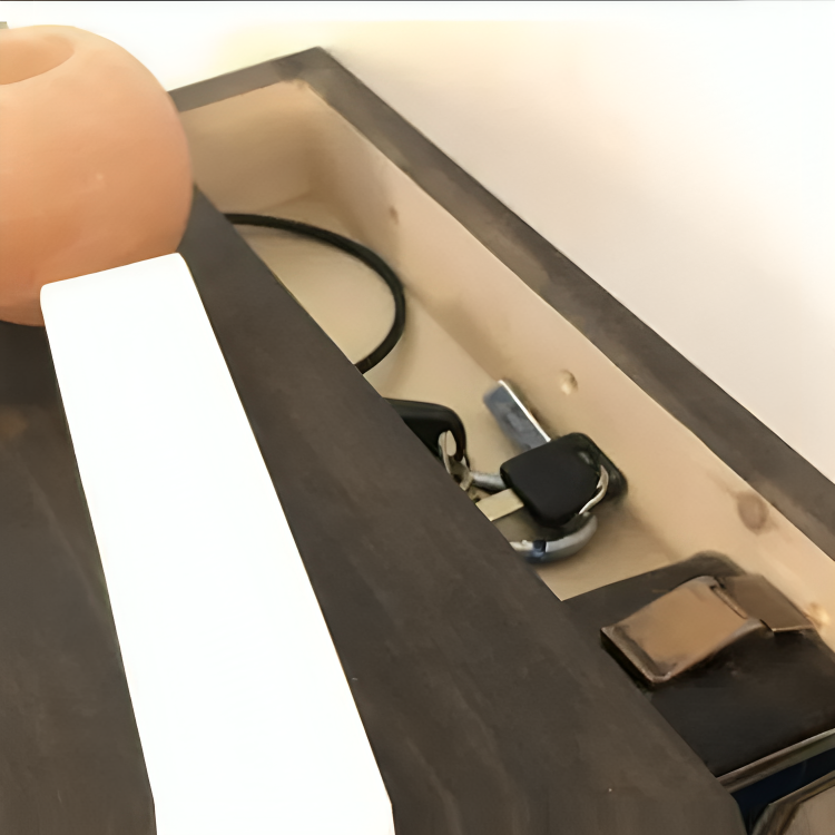 رف مزود بدرج بتصميم خشبي