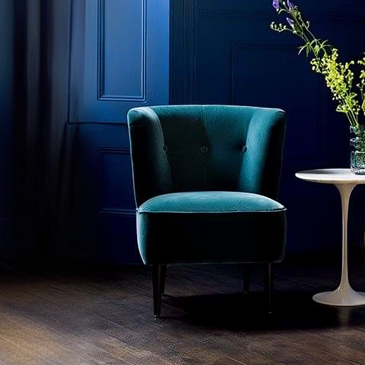 كرسي خشبي بتصميم مميز