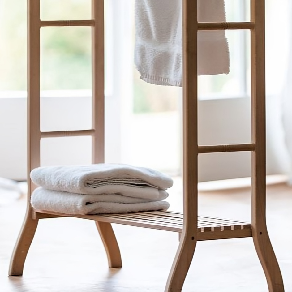 علاقة خشبية مزودة برف