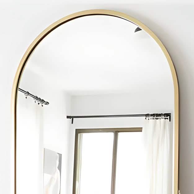 مرايا بإطار ذهبي