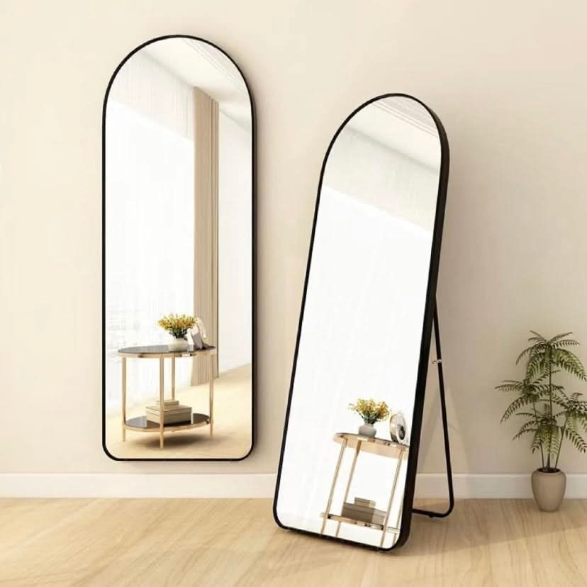 مرآة بشكل بيضاوي