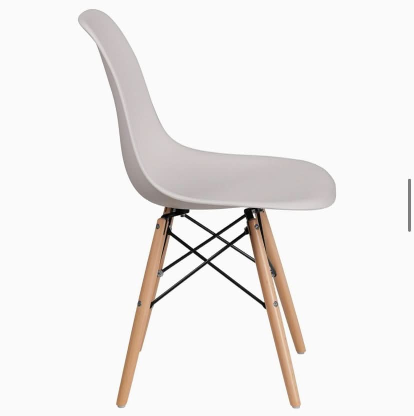 كرسي طعام بأرجل خشبية