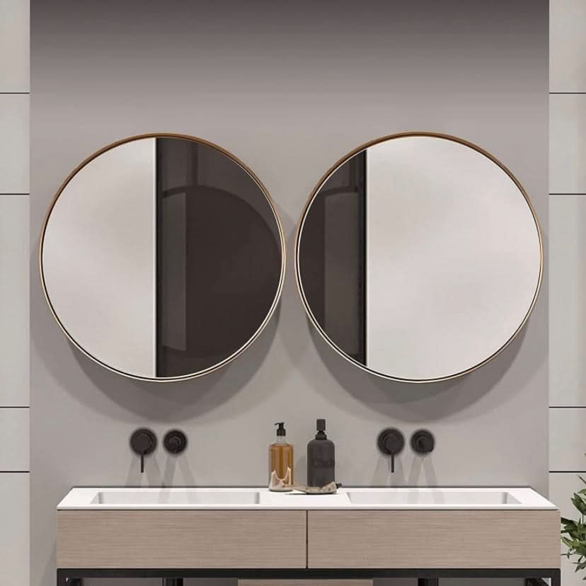 مرآة دائرية بإطار ذهبي