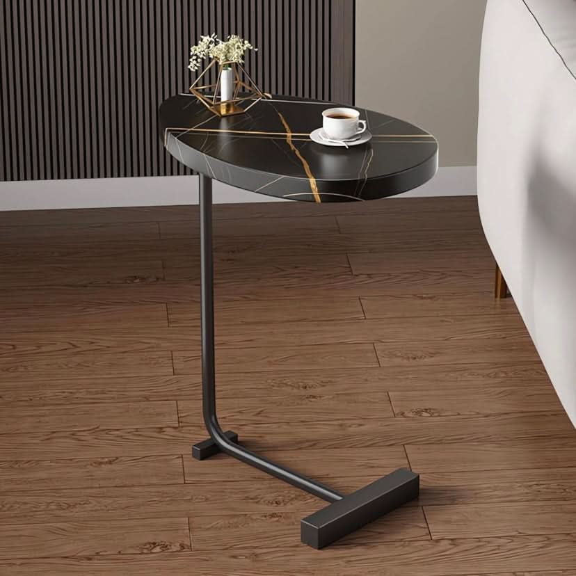 طاولة جانبية باللون الأسود بسطح دائري