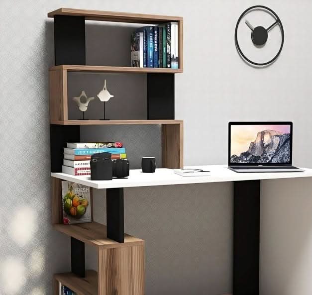 مكتب مزود بأرفف علوية