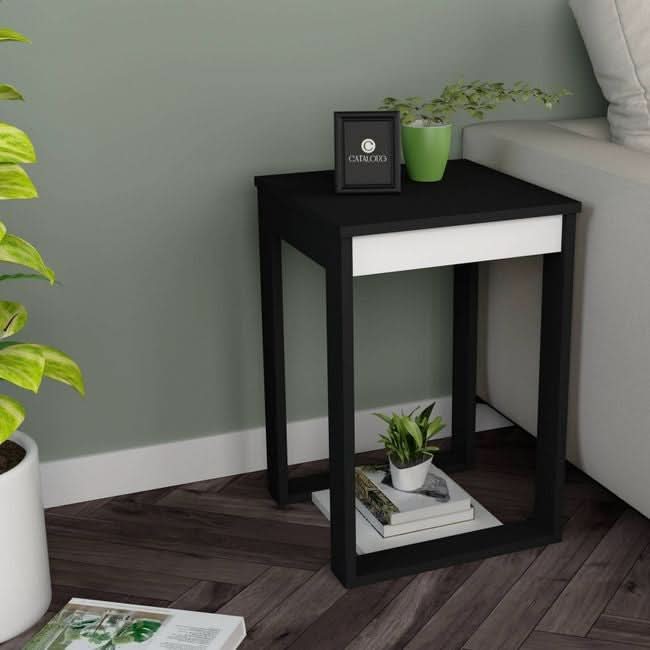 طاولة جانبية بسيطة