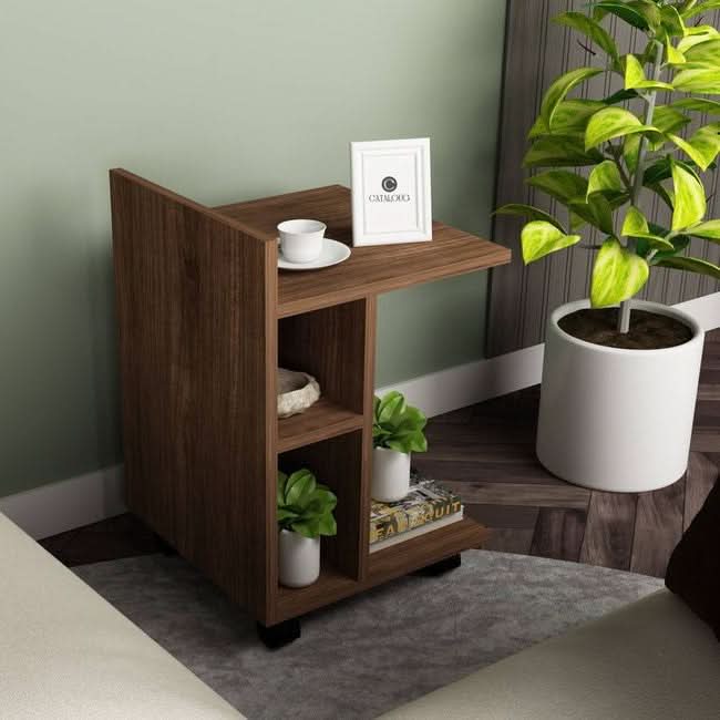 طاولة جانبية بأرفف خشبية