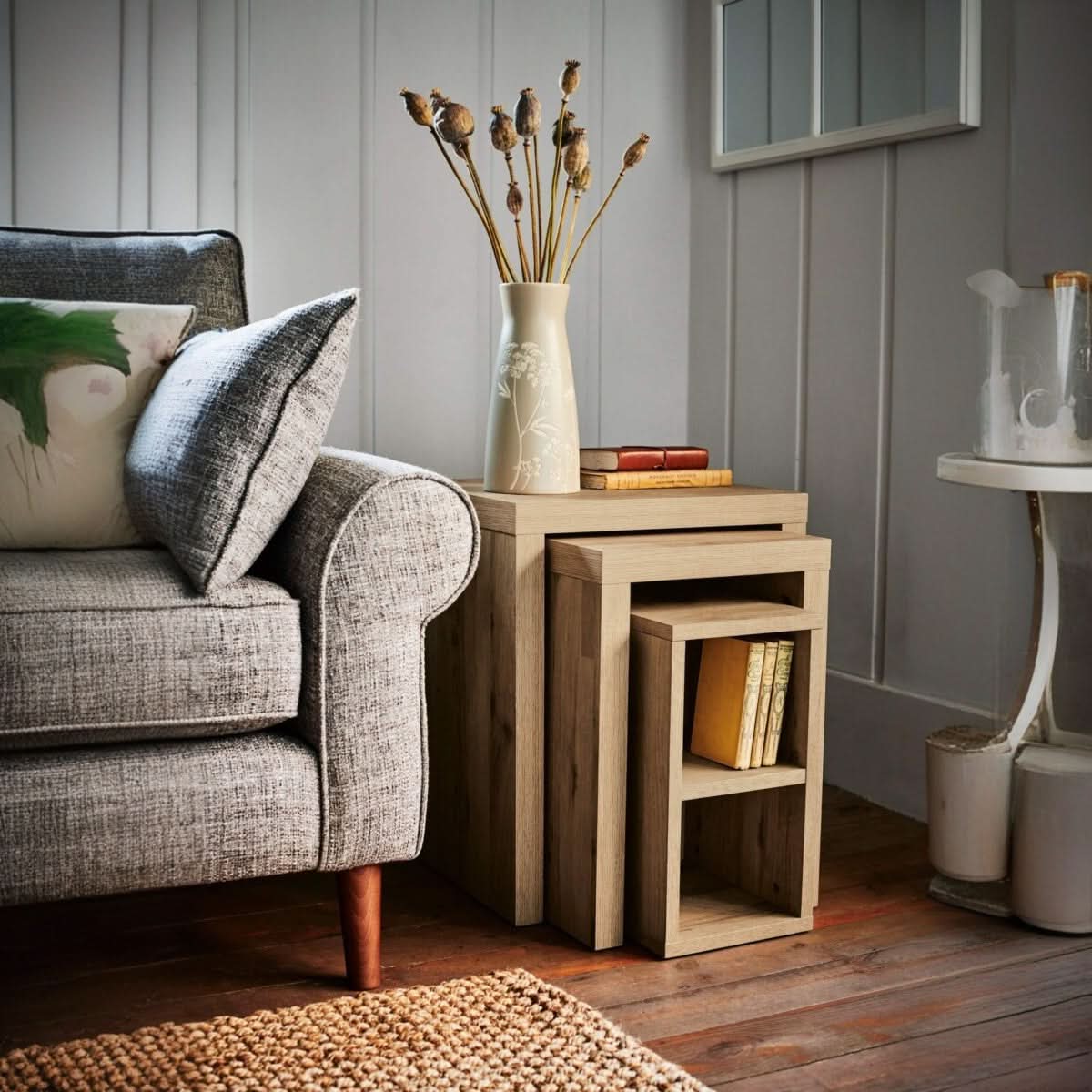 ثلاث طاولات خشبية