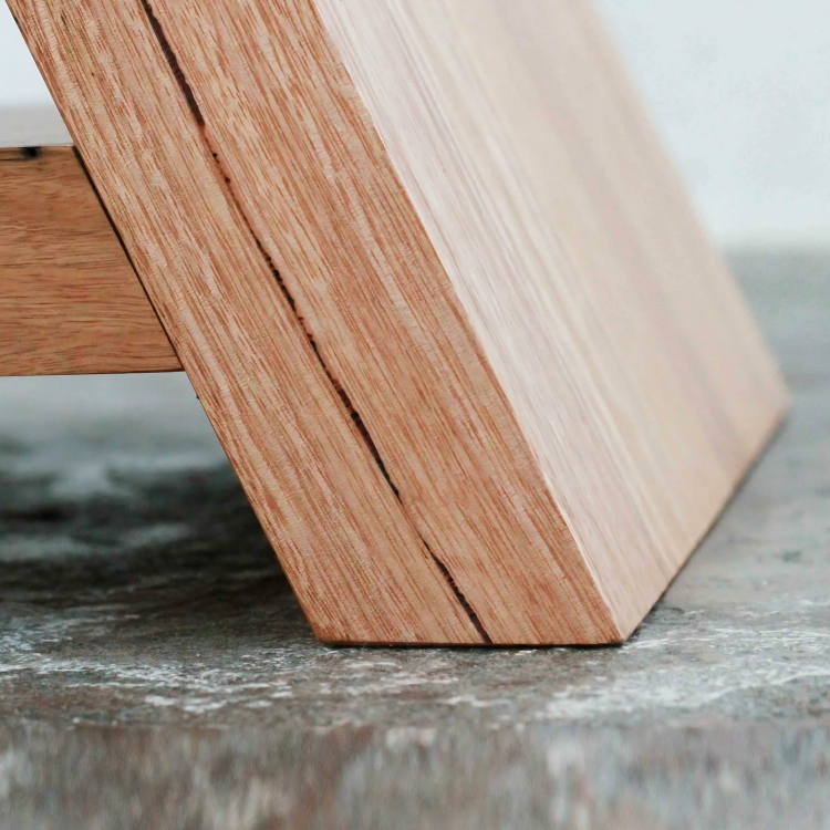 طاولة جانبية بتصميم حديث