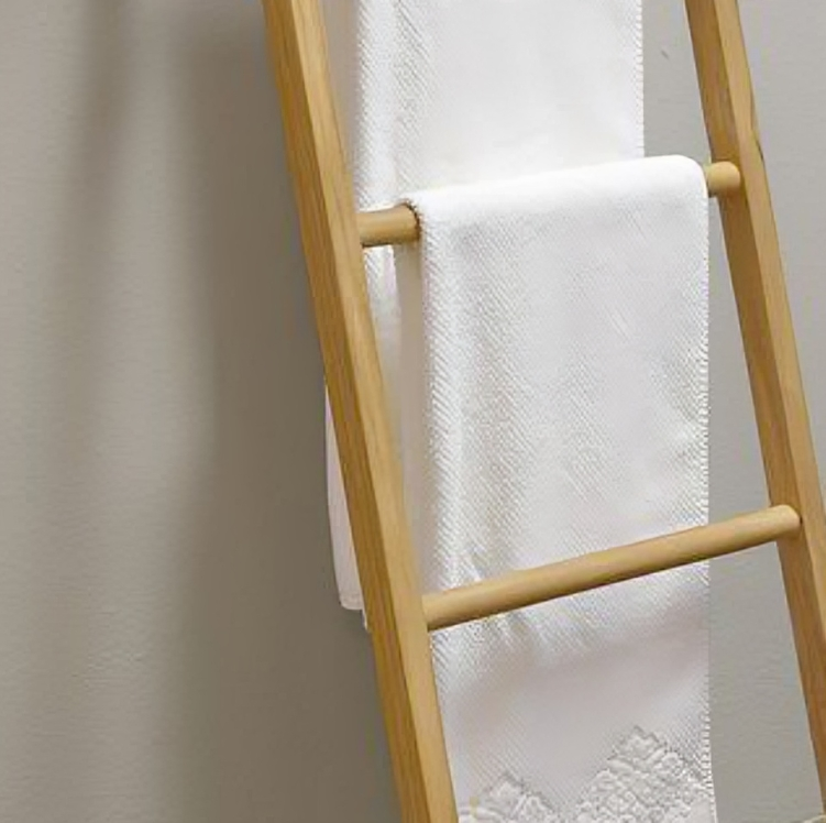 علاقة استاند خشبية