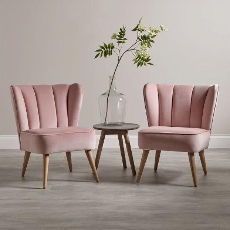 كرسي مودرن بأرجل خشبية