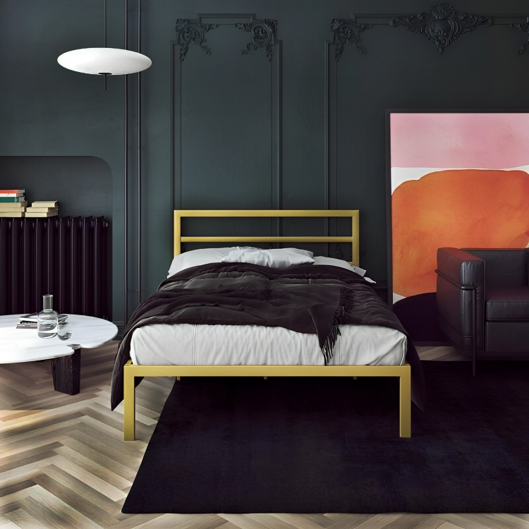 سرير معدني بسيط