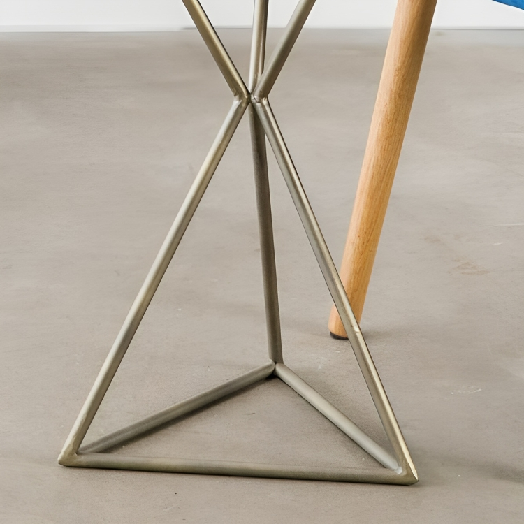 طاولة جانبية بشكل هندسي