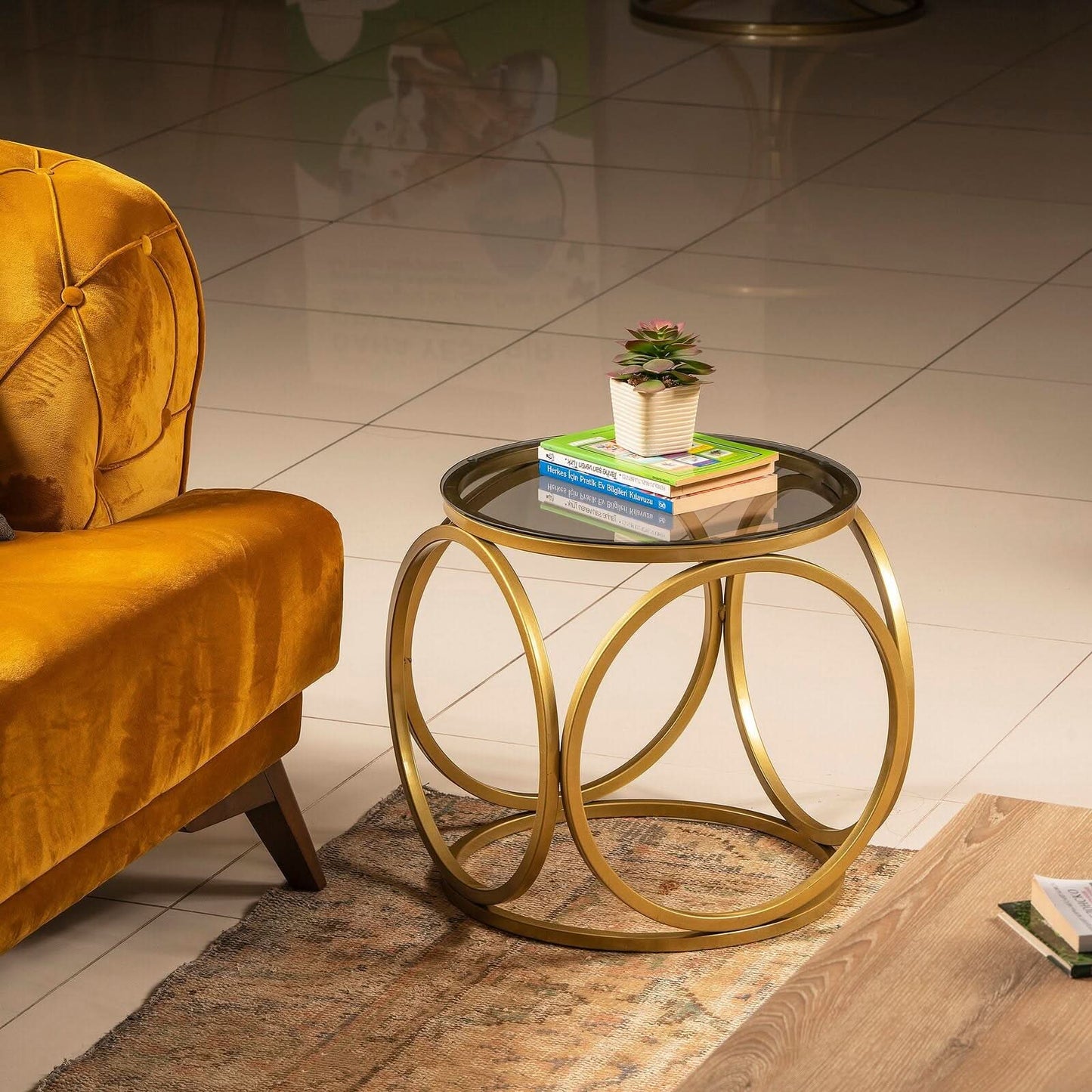 طاولة جانبية بتصميم مميز