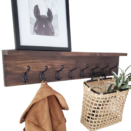 رف تعليق خشبي مزود بعلاقات