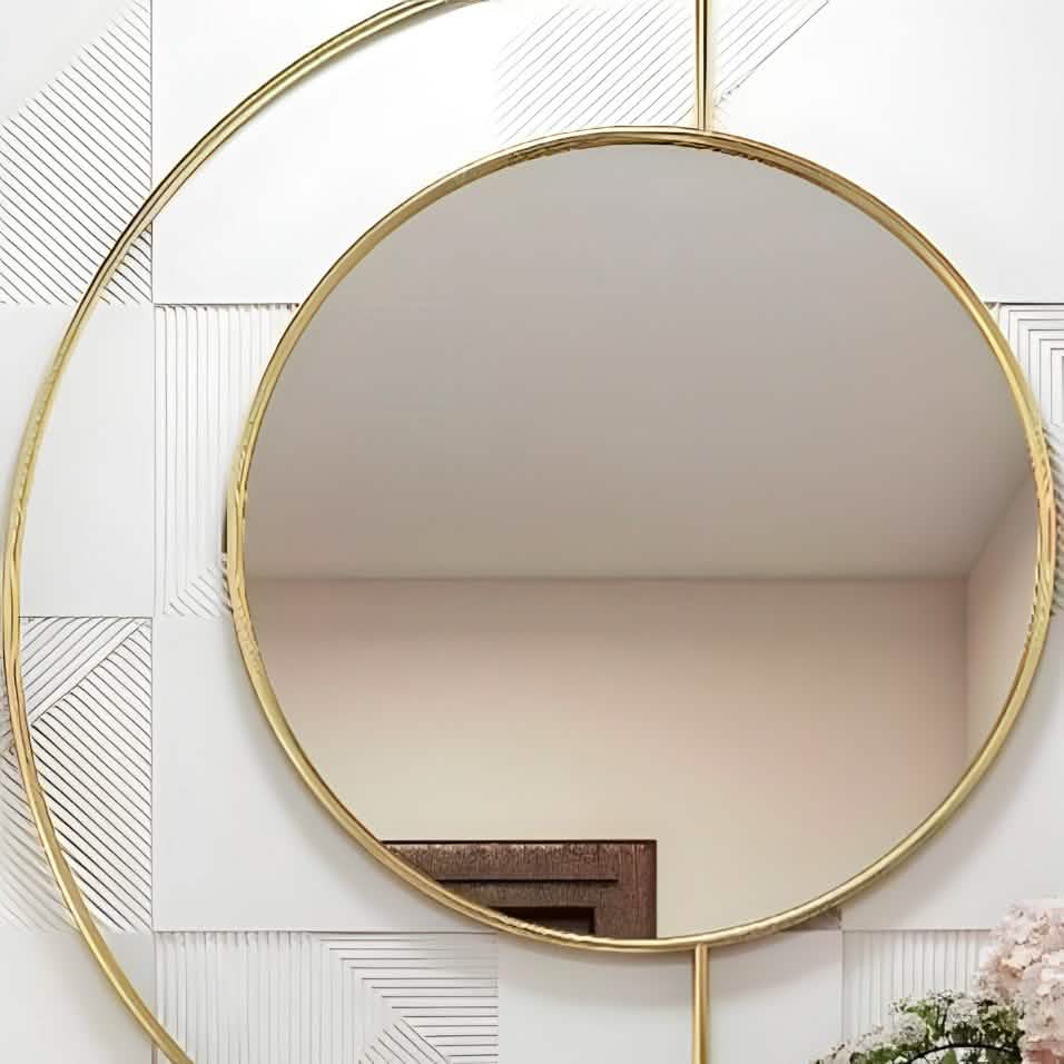 مرايا بإطار ذهبي