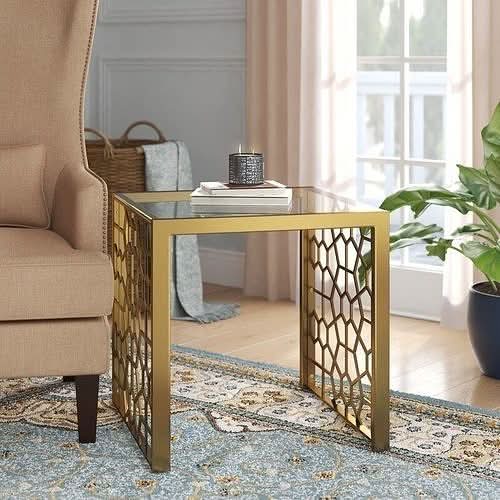 طاولة جانبية بتصميم مودرن