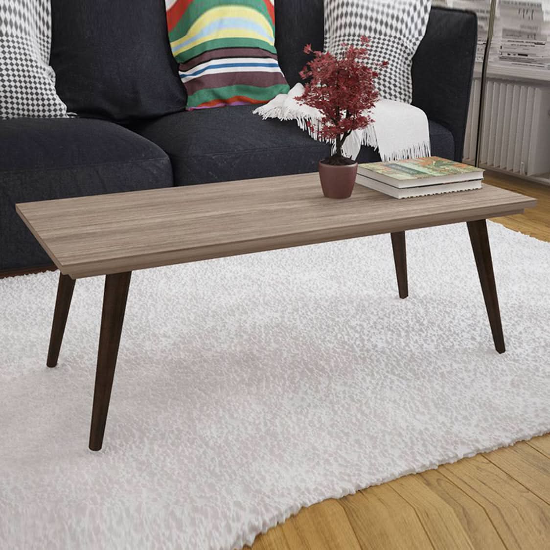 طاولة قهوة خشبية بسيطة