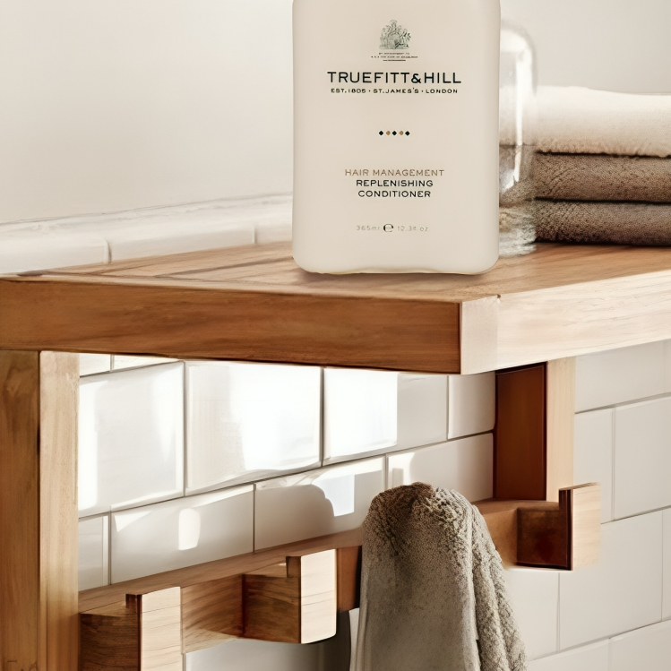 رف خشبي مزود بعلاقات 