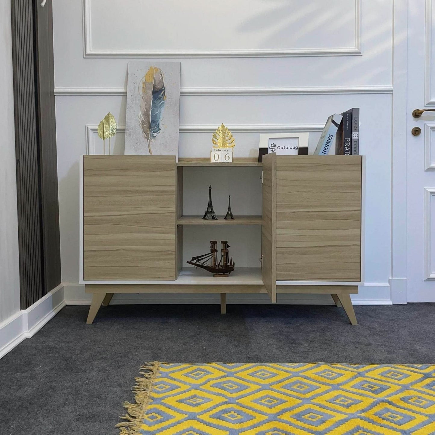 بوفيه بأرفف داخلية متعددة 