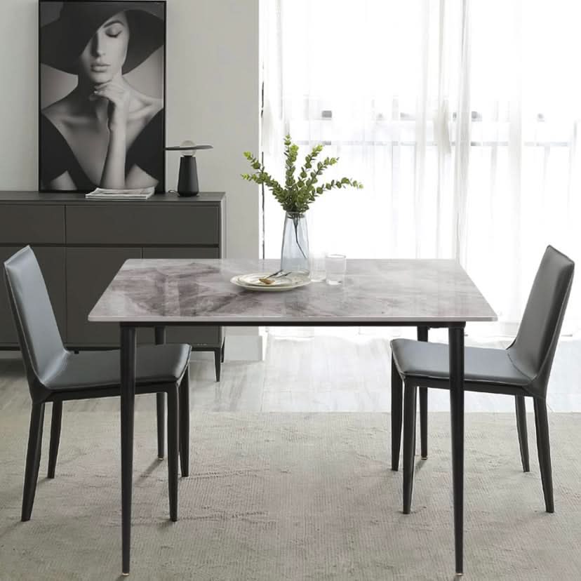 طاولة طعام مربعة الشكل 