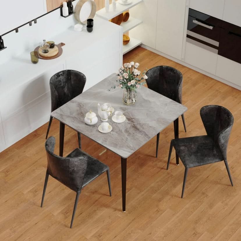 طاولة طعام مربعة الشكل 