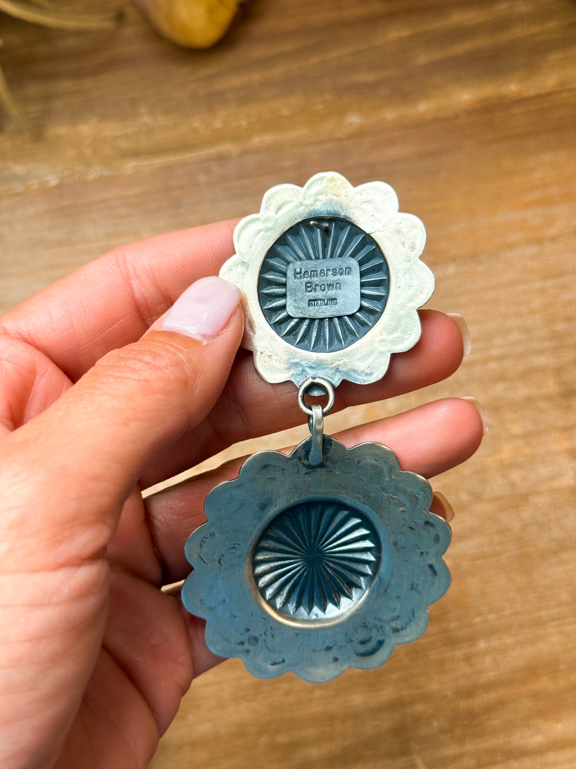 طاولة جانبية رمادي مستديرة 