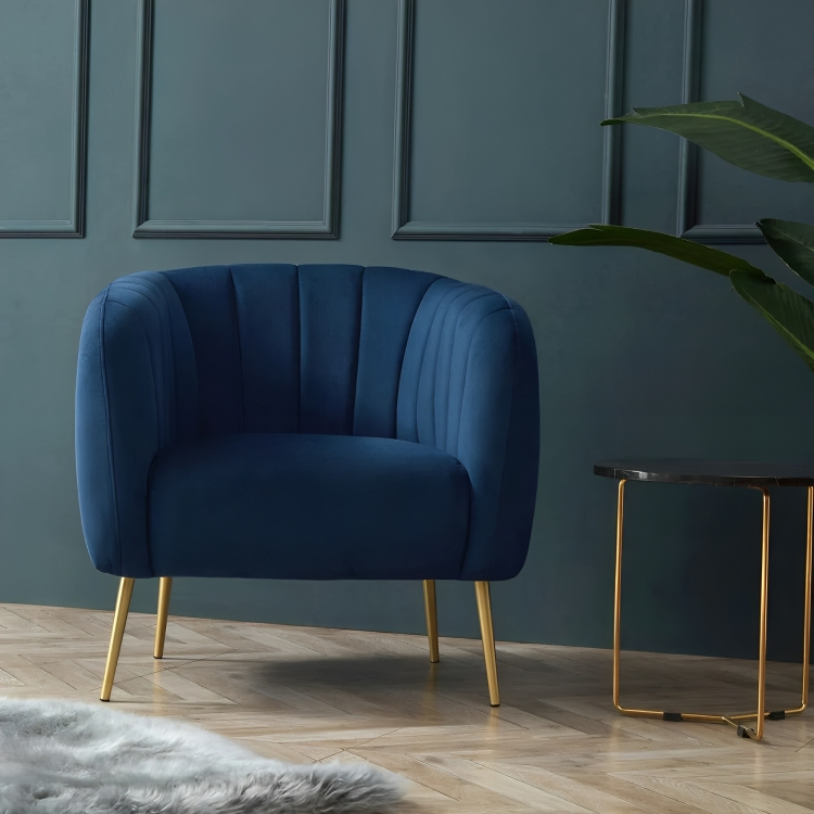 كرسي مودرن بأرجل معدنية 