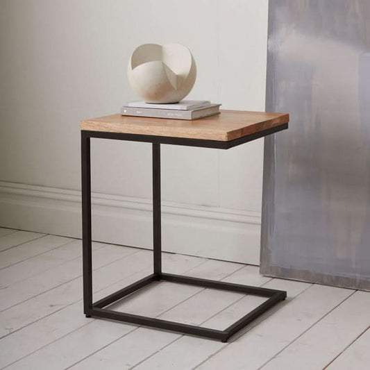 طاولة جانبية بسيطة 